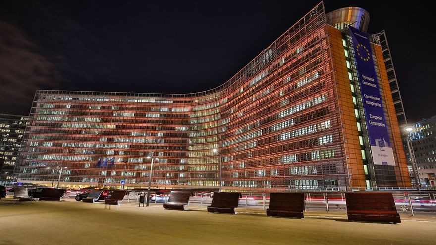 El edificio Berlaymont, sede de la Comisión Europea en Bruselas, iluminado de naranja, color elegido por la ONU para denunciar los feminicidios, el 25 de noviembre de 2019.