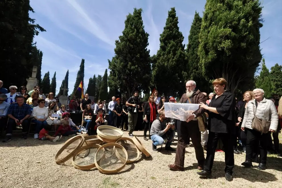 Asistentes durante el homenaje e inhumación de víctimas del franquismo, en el cementerio de El Carmen de Valladolid, el  14 de abril de 2024.