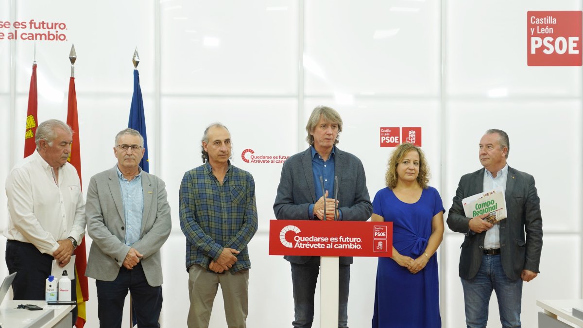 Carlos Martínez e Iratxe García con los representantes de las organizaciones agrarias.