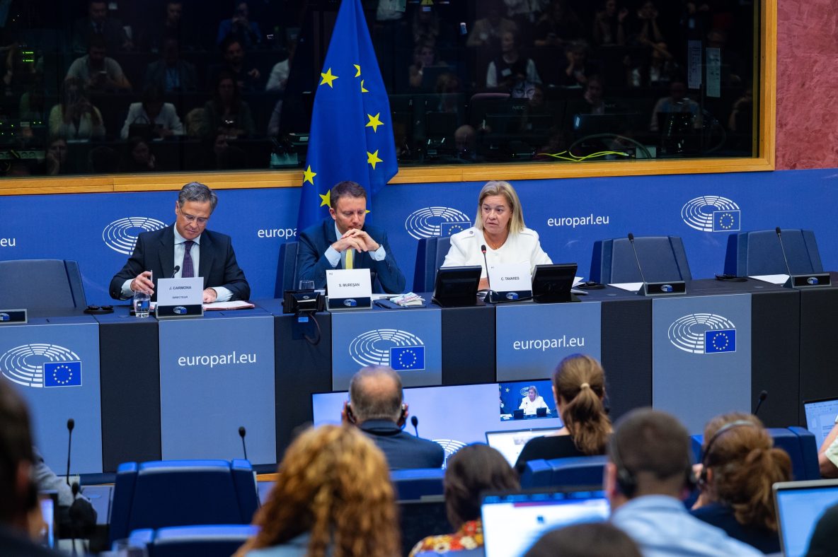 Rueda de prensa de los eurodiputados Sigfried Muresan y Carla Tavares en el Parlamento Europeo, en Bruselas.